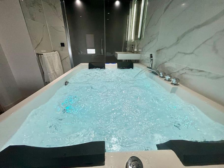 Penthouse Manhattan Jacuzzi Balneo Suite Luxe Tolosa Esterno foto