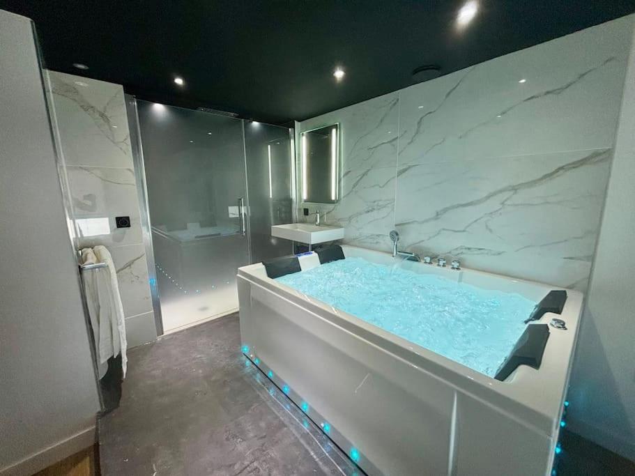 Penthouse Manhattan Jacuzzi Balneo Suite Luxe Tolosa Esterno foto